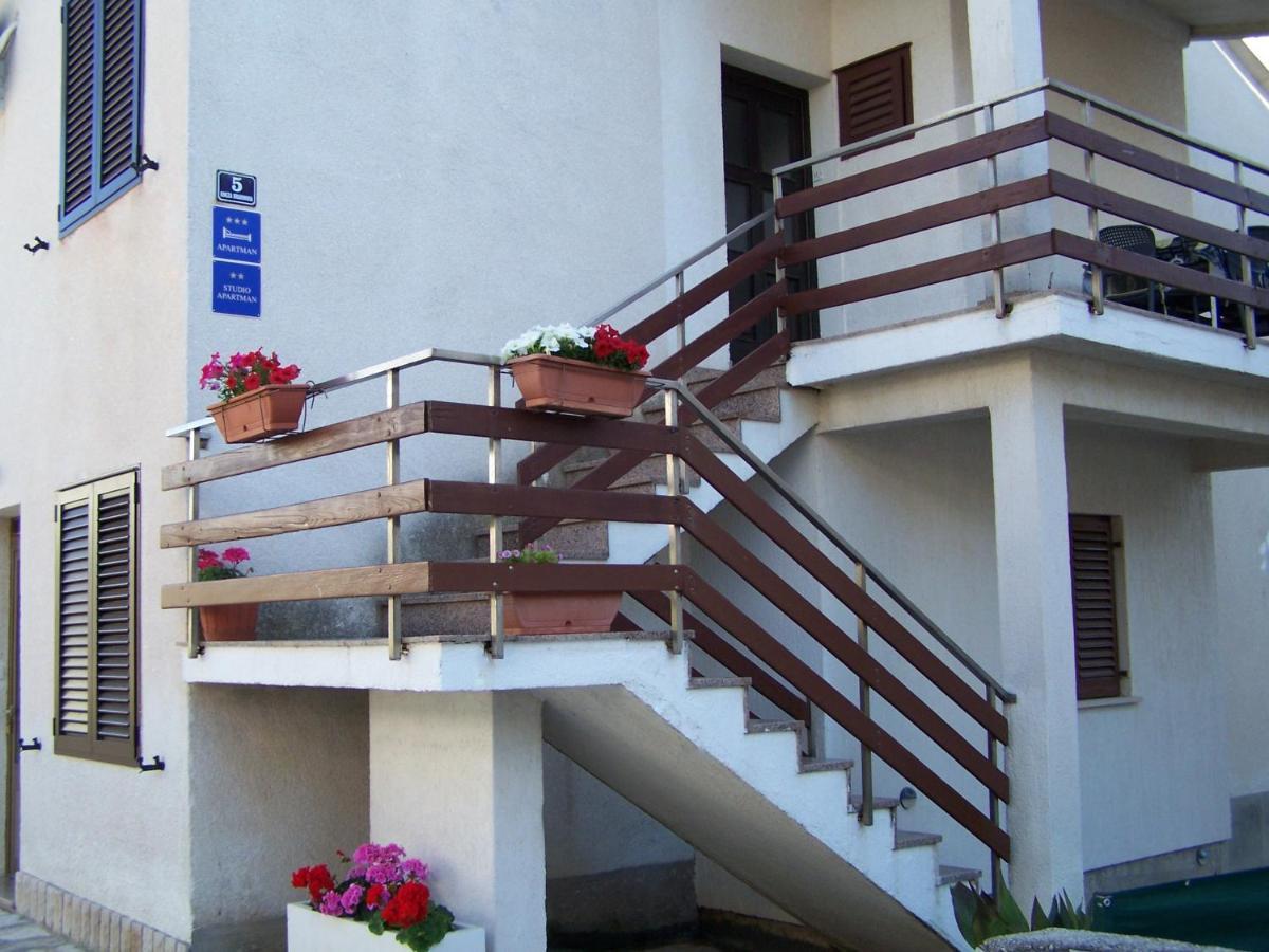 Apartments Sestan Novalja Exterior photo
