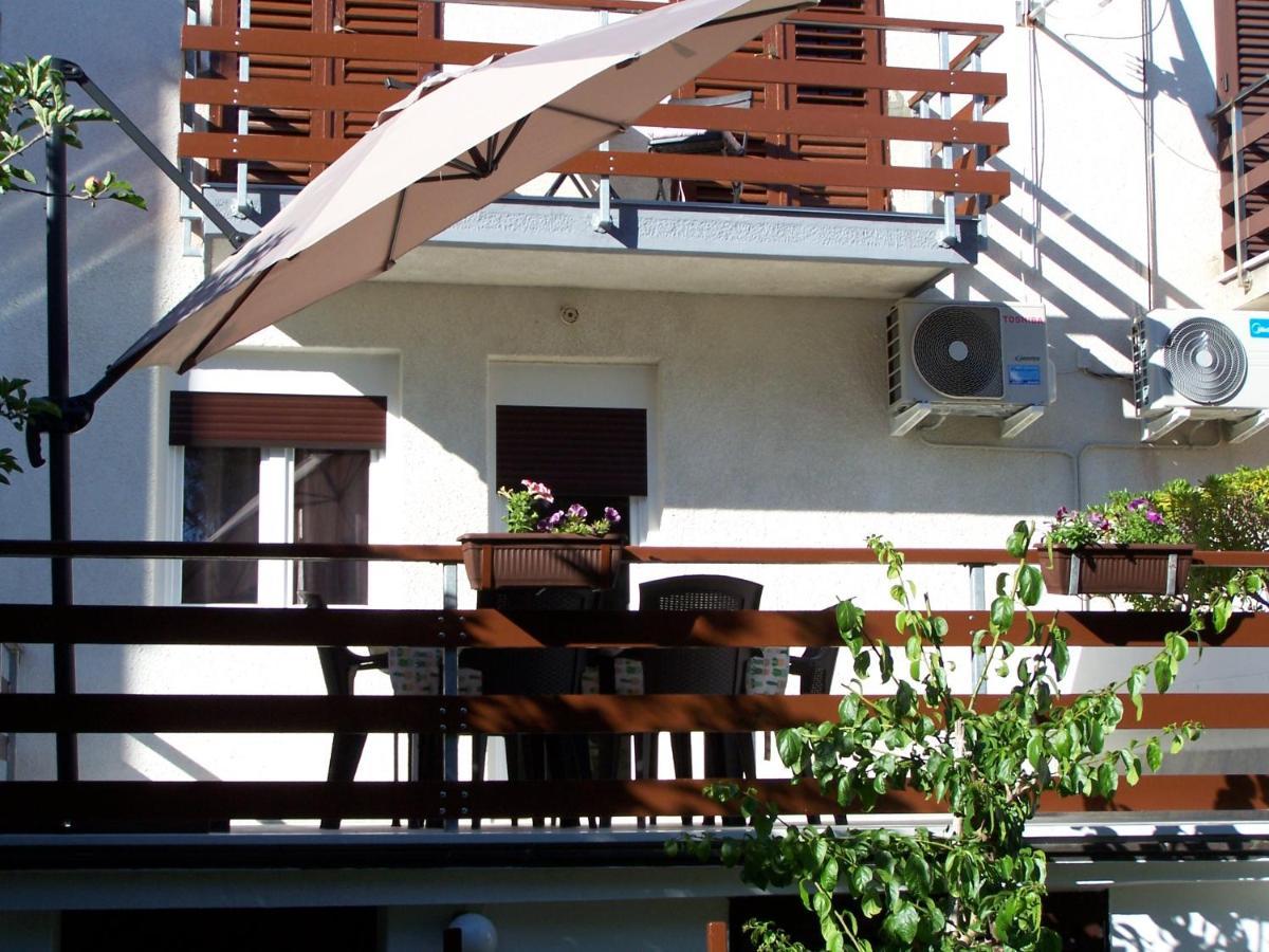 Apartments Sestan Novalja Exterior photo
